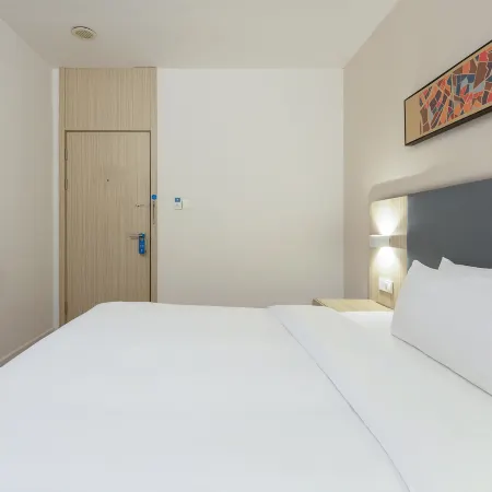 HanTing Hotel (Shanghai Xujiahui Center) Отели рядом с достопримечательностью «Сюйхуэй»