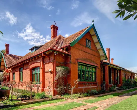 Buxton Manor Hotels in North Adelaide