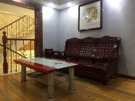 Meilihua Hotel Отели рядом с достопримечательностью «Ezhou Polytechnic (Southeast to Fenghuang Subdistrict Office Lianhuashan Community Health Service Station)»