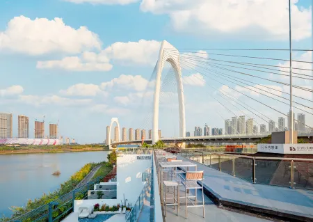 Nanning Leshell Waterside Hotel（Wanxiang City Fangte ASEAN God Painting Shop) Отели рядом с достопримечательностью «Guangxi Electric Power Vocational and Technical College (Wuxiang Campus)»