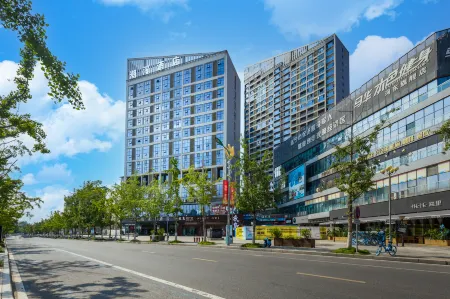 Chaoman Hotel (Suining Gymnasium Wanda Branch) Отели рядом с достопримечательностью «Holy Lotus Island»