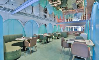 Cloud and straw meet the building block hotel