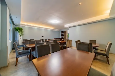 Manbo Hotel (Yichang Wuyue Plaza actually Home Store) Отели рядом с достопримечательностью «University of Three Gorges - Faculty of Science»