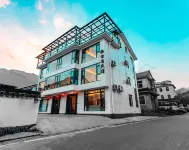 Shuiyunjian hotel (Cloud Grassland Panda Tribe Adventure Park) Отели в г. Langman Shanchuan Scenic Area
