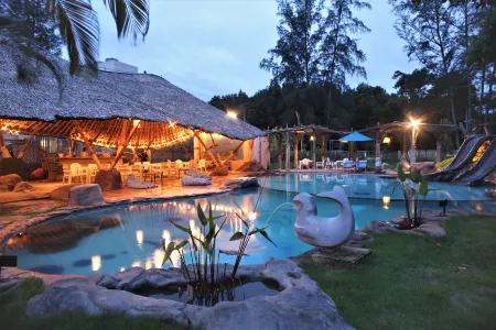 Dugong Village-Green Hotel Отели в г. Sikao