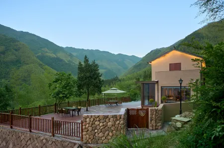 Quzhou Rixi Mountain Middle Homestay Отели рядом с достопримечательностью «Dragon Gate Conyon»