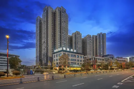 Huaxi Jinse Intelligent Cinema Hotel (Neijiang High-speed Railway North Station) Отели рядом с достопримечательностью «Zhang Daqian Memorial Hall»