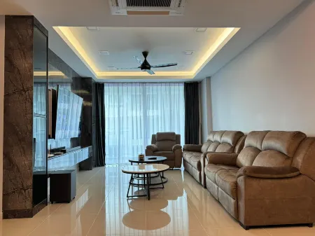 Sri Indah Luxury HomeStay Отели рядом с достопримечательностью «Agnes Newton Keith Home»