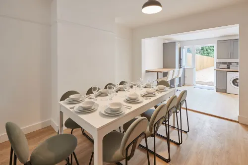 Elfleda Stay - Modern 5 Bedroom House with Parking - Bungalows