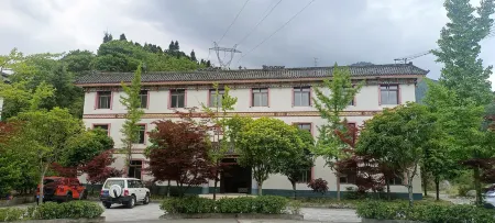 Asbestos Liziping Resort Отели рядом с достопримечательностью «Caoke Tibetan Township»