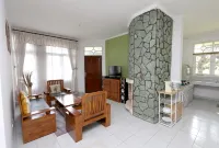 Villa ChavaMinerva Hanni Ciater with Pool Hotel a Sagalaherang