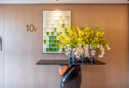 Wyndham Grand Hotel의 모던한 객실 인테리어