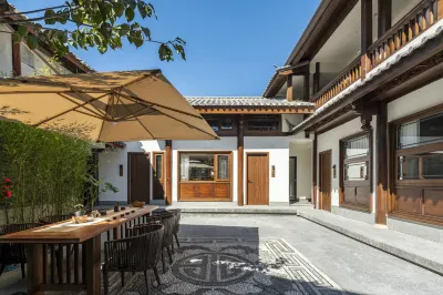 雲祿·喜居|RejoiceGardenhotel既見設計美宿（麗江古城四方街店） 麗江師範高等專科學校-教學樓附近的飯店