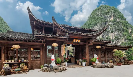 Xingyi Qiangu Jiuye Bed and Breakfast (Fenglin Buyi Scenic Area Branch) Отели рядом с достопримечательностью «Fenglin Buyi Scenic Area»