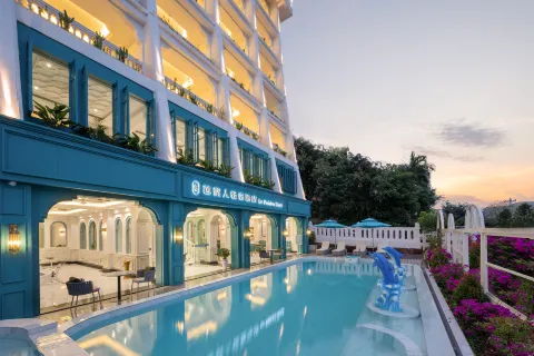 Xishuangbanna Parisian Riverview Light Luxury Hotel (Gaozhuang Xishuangjing Xingguang Night Market)