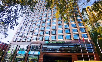 "A large building with an exterior view displaying the word ""hotel"" on its side" at Holiday Inn Express Beijing Dongzhimen