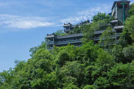Beichuan Jiuhuangshan Xianshan Hotel Отели рядом с достопримечательностью «Ape Cavern in Jiuhuang Mountain»