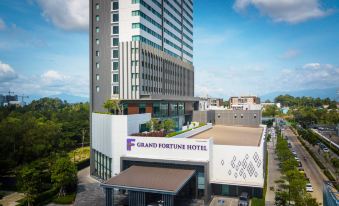 "a tall building with a sign that reads "" grand fortune hotel "" prominently displayed on the front" at Grand Fortune Hotel Nakhon Si Thammarat