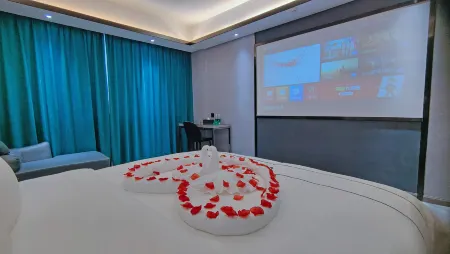 Tiancheng Hotel (Huaxi Biancheng Building) Отели рядом с достопримечательностью «Biancheng Park»