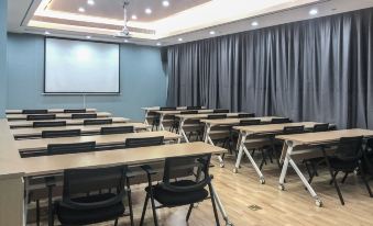 Zhuhai Gongbei Port Fuhuali CBD Light Hotel