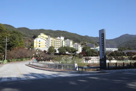 The K Jirisan Family Hotel Отели рядом с достопримечательностью «Gurye Sansuyu Village»