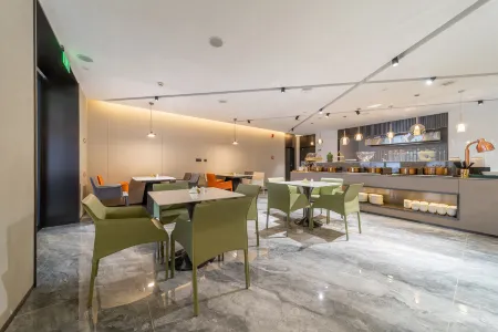 YiJu·Shangpin Hotel (Taixing Drum Tower Xintiandi Branch) Отели рядом с достопримечательностью «Liuwei Port»