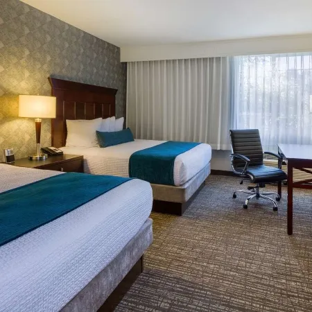 Best Western Plus Carriage Inn Отели рядом с достопримечательностью «Центр Гетти»
