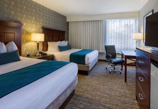 베스트 웨스턴 플러스 캐리지 인의 야외 수영장