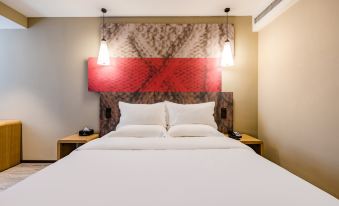 Ibis Hotel (Luoyang Baolong Square)