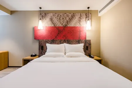 Ibis Hotel (Luoyang Baolong Square)