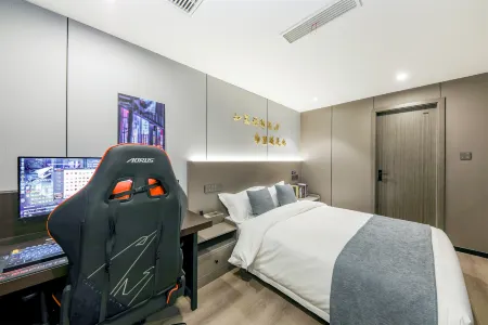 Chaodian E-Sports Hotel (Chongqing North Railway Station Longtousi Park Metro Station)