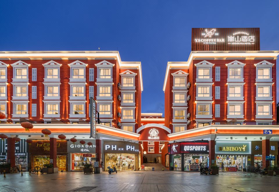 At night, in an Asian city, there is a large building with numerous lights on its side at Foshan Lanshan Hotel (Shunde Qinghuiyuan)