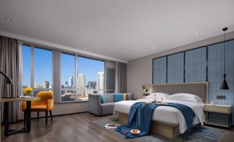 elegant and spacious living room, creating a luxurious and comfortable space for guests to enjoy their stay at Echarm Hotel (Guangzhou Beijing Road Pedestrian Street Tianzi Pier)