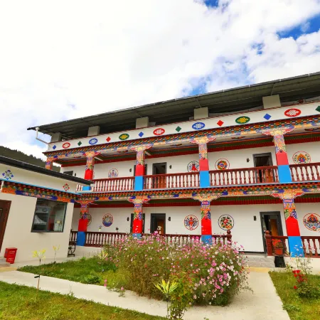 Lulang Zaxidele Tibetan Courtyard