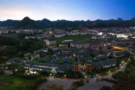 Floral Hotel· Longhushan Hotel Отели рядом с достопримечательностью «Геологический парк Эль-Нос»