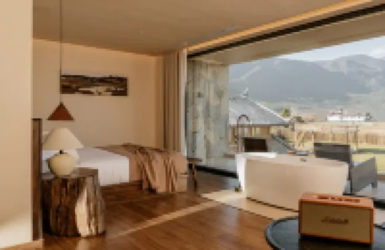 Lijiang Manqiwan Snow Mountain Ye She Min Su