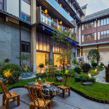 Quxiang Yazhu Chufeng Courtyard Homestay (Jiuge Alley)