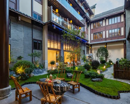 Quxiang Yazhu Chufeng Courtyard Homestay (Jiuge Alley) Hotel a Zigui