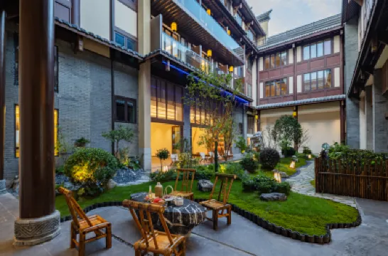 Quxiang Yazhu Chufeng Courtyard Homestay (Jiuge Alley) Hotels near Qu Yuan's Hometown Cultural Tourism Zone