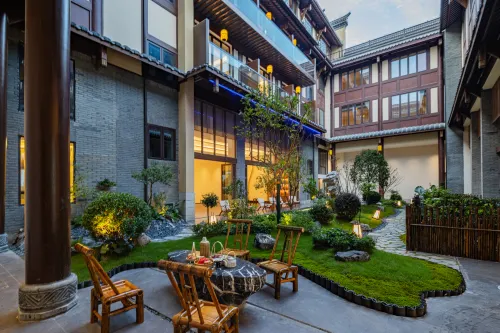 Yichang Zigui Quxiang Yazhu Chufeng Courtyard Homestay