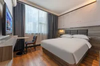 Borrman Hotel (Zhuhai Gongbei Port Fuhuali Light Rail Store) - ติดทะเล