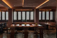 Miyake Yisheng · Middleton style medieval luxury designer Snow Mountain View Hotel
