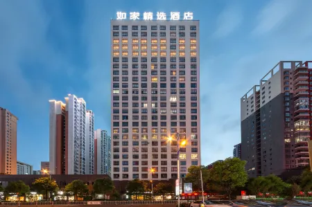 Homeinn Plus Hotel (Anshun Huangguoshu Avenue New World) Отели рядом с достопримечательностью «Yuantong Temple»