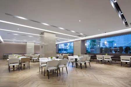 Borrman Jinhuangguan Hotel (Liuzhou Five Star Pedestrian Street) Отели рядом с достопримечательностью «Guangxi Science and Technology University (Southwest to Liuzhou Qiaoyuan Unit)»