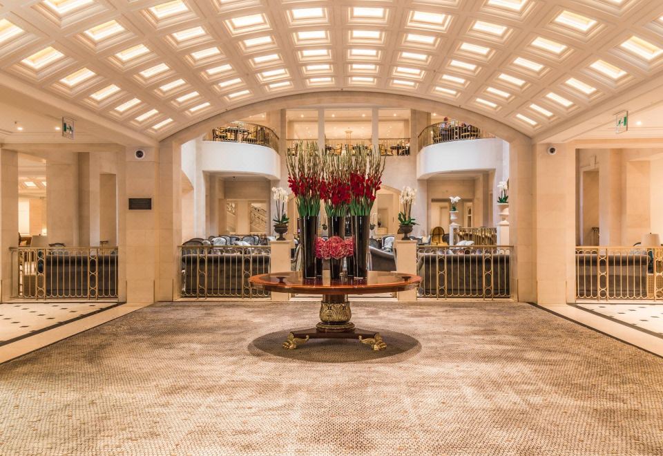 호텔 아들론 켐핀스키의 고급스러운 로비 전경