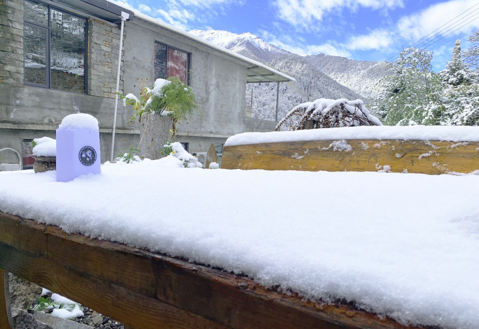 호스텔 내부의 아늑한 휴게 공간 이미지