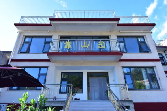 Backing Mountain Garden Farmhouse