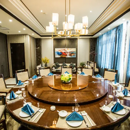 Dingxi Longwan Peninsula International Hotel