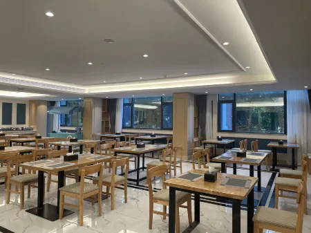 Vienna Hotel （Mengzi state plaza） Отели рядом с достопримечательностью «The Memorial Hall of the National Southwest Union University in Mengzi»