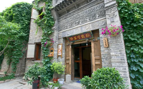 Wolong Fort Inn